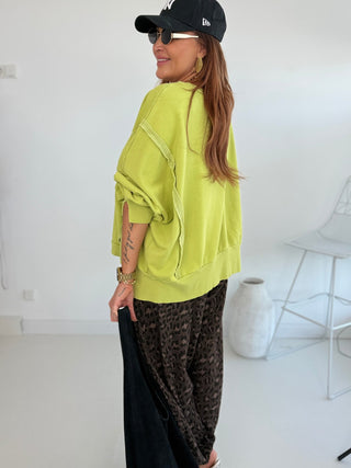 Sweater in Grün mit Ziernähte und Schlitze vorne am Saum und Ärmelbündchen in Einheitsgröße 36-42 - Levelone GmbH & Co. KG