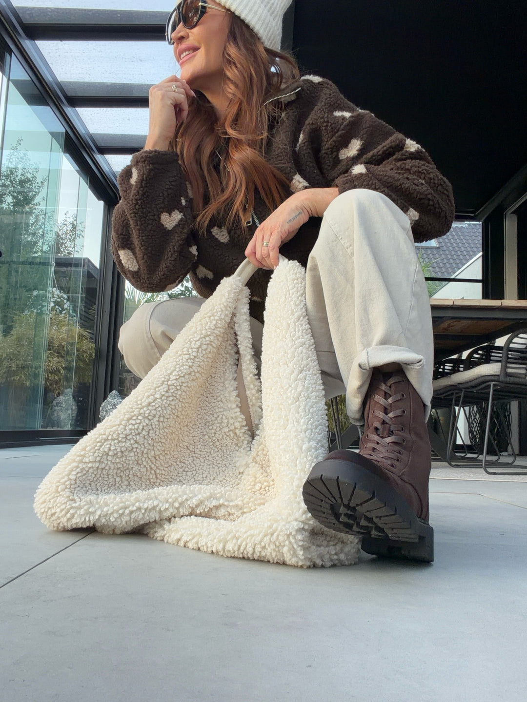 Teddyjacke in Braun mit Herz-Muster allover für Damen in Einheitsgröße 36-42 - Levelone GmbH & Co. KG