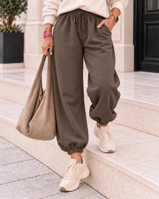 Joggerhose in Braun mit Bündchen am Saum für Damen. In Einheitsgröße 36-42 - Levelone GmbH & Co. KG