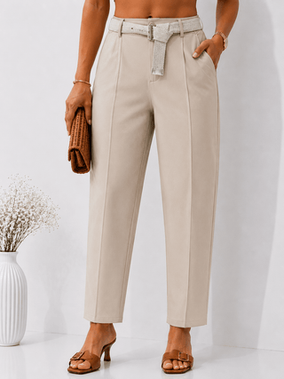 Stretchhose in Beige inkl. Gürtel mit seitlichen Eingrifftaschen. Für Damen in Einheitsgröße 36-40 - Levelone GmbH & Co. KG