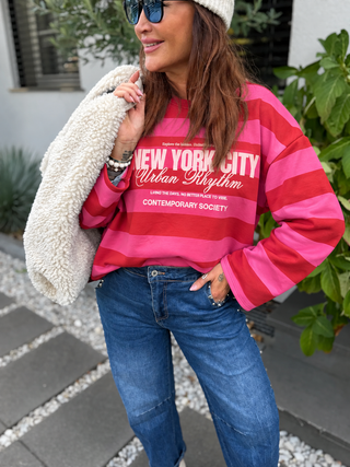 Sweater gestreift in Rot-Pink, vorne mit Print in Rosa und mit einem Rundhalsausschnitt für Damen - Levelone GmbH & Co. KG