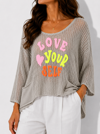 Häkelpullover in Taupe vorne mit Schaumprint Schriftzug