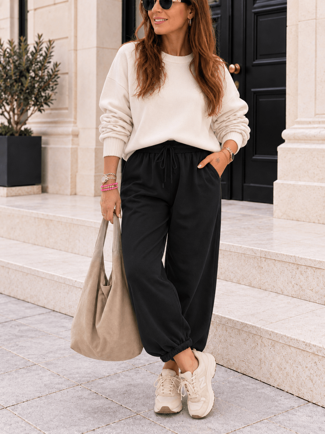 Joggerhose in Schwarz mit Bündchen am Saum für Damen. In Einheitsgröße 36-42 - Levelone GmbH & Co. KG