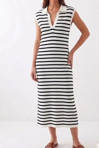 Strickkleid in Weiss-Schwarz gestreift