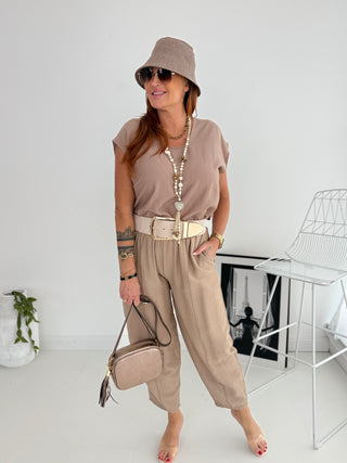 Zweiteiler in Taupe bestehend aus T-Shirt und Hose