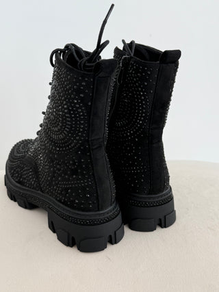 Boots in Schwarz mit Schwarzen Ziersteinchen - Levelone GmbH & Co. KG