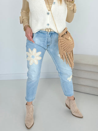 Jeanshose in Blau mit Blumen Strickerein
