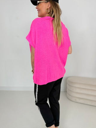 Alpaka Strickweste in Neonpink mit Knopfleiste auf der Brust