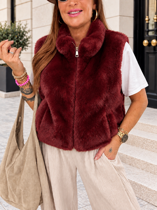 Wende-Fellweste in Bordeaux,  mit flauschig, weichem Felloptik, gewendet: gesteppt. - Levelone GmbH & Co. KG