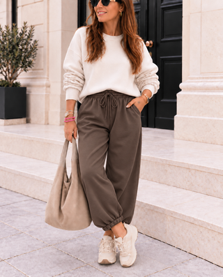 Joggerhose in Braun mit Bündchen am Saum für Damen. In Einheitsgröße 36-42 - Levelone GmbH & Co. KG